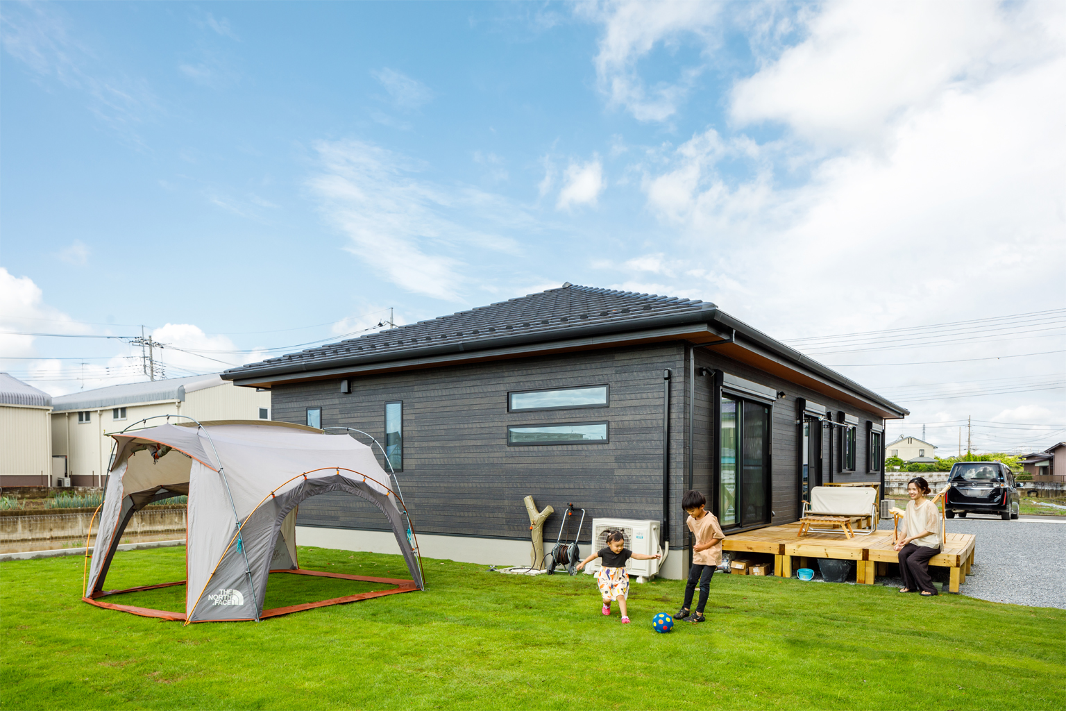 20畳の広々リビングでゆったり過ごす。お家グランピングのような毎日